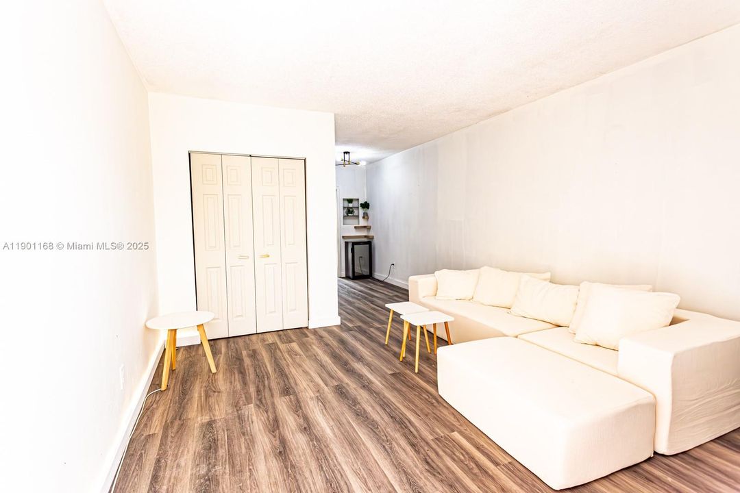 Active With Contract: $162,900 (0 beds, 1 baths, 406 Square Feet)