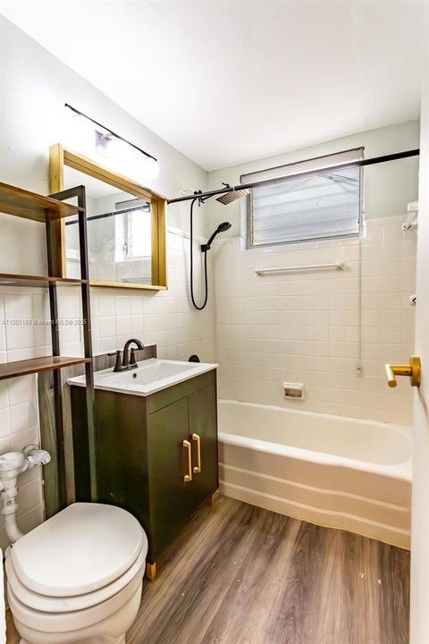 Active With Contract: $162,900 (0 beds, 1 baths, 406 Square Feet)