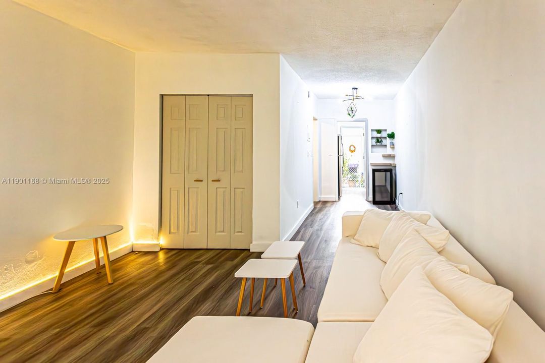 Active With Contract: $162,900 (0 beds, 1 baths, 406 Square Feet)