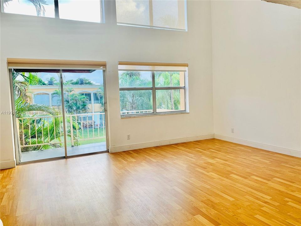 Recently Rented: $1,800 (1 beds, 1 baths, 982 Square Feet)