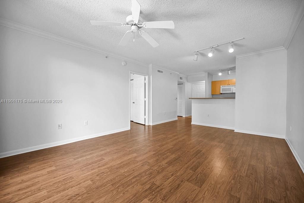 最近售出: $249,000 (1 贝兹, 1 浴室, 736 平方英尺)