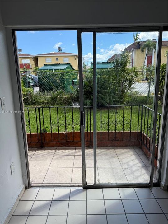 For Rent: $2,050 (2 beds, 1 baths, 800 Square Feet)