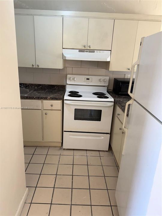 For Rent: $2,050 (2 beds, 1 baths, 800 Square Feet)