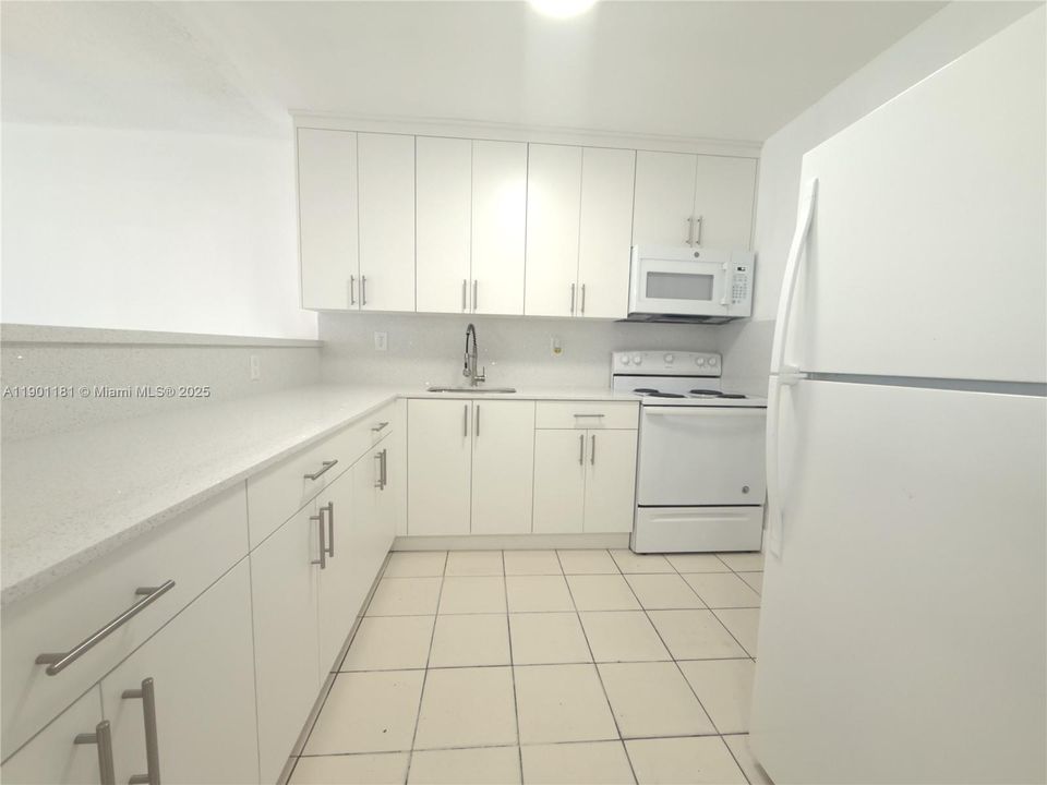 For Rent: $2,000 (2 beds, 2 baths, 920 Square Feet)