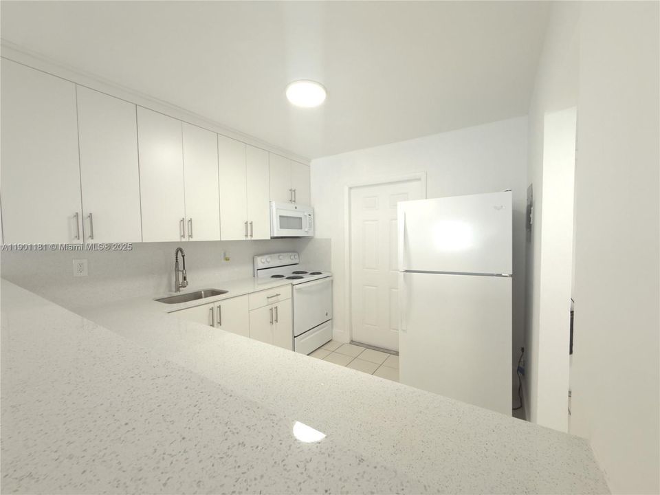 For Rent: $2,000 (2 beds, 2 baths, 920 Square Feet)