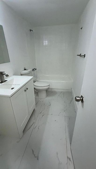 For Rent: $2,000 (2 beds, 2 baths, 920 Square Feet)