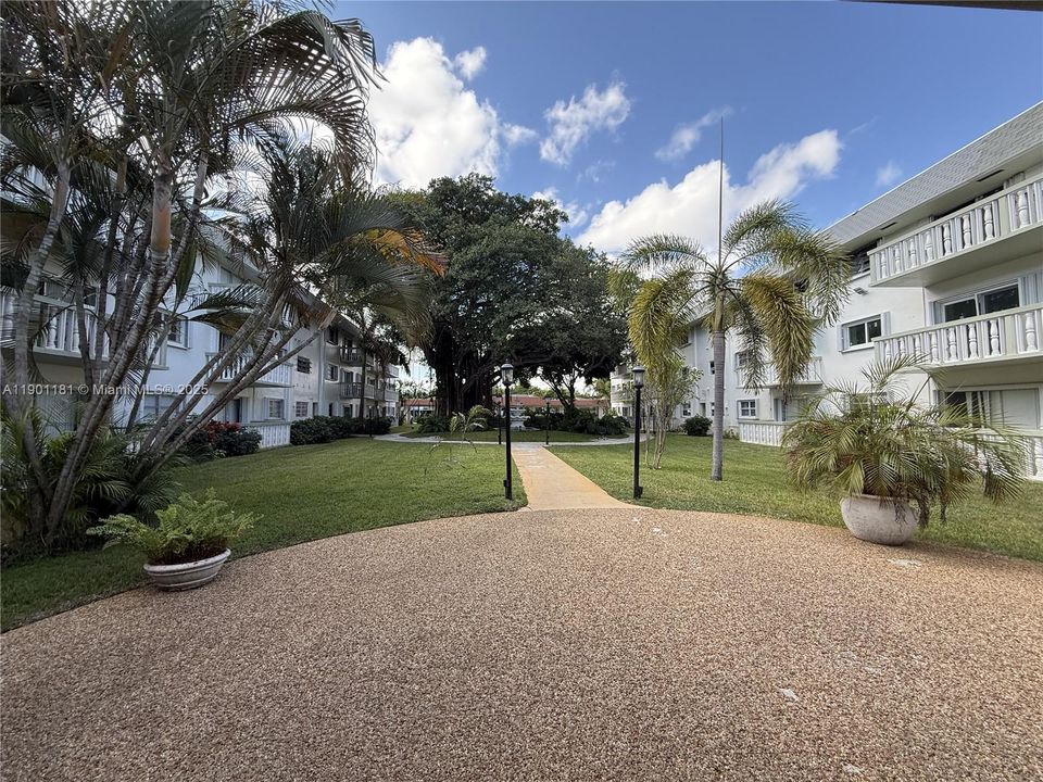 For Rent: $2,000 (2 beds, 2 baths, 920 Square Feet)