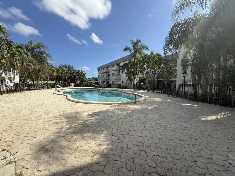 For Rent: $2,000 (2 beds, 2 baths, 920 Square Feet)