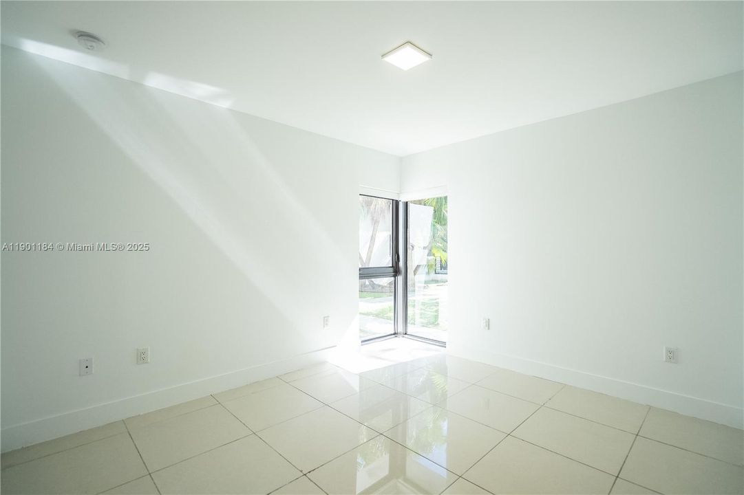 出租: $2,400 (2 贝兹, 1 浴室, 826 平方英尺)