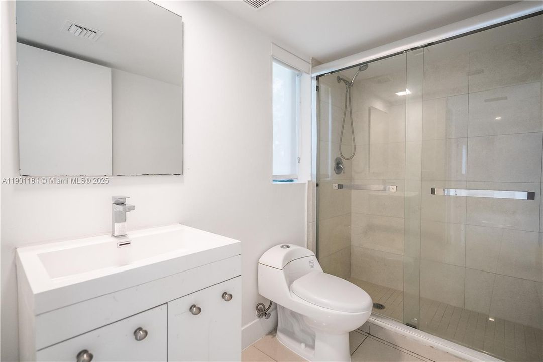 出租: $2,400 (2 贝兹, 1 浴室, 826 平方英尺)