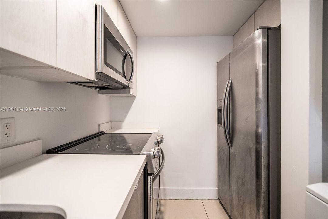 出租: $2,400 (2 贝兹, 1 浴室, 826 平方英尺)