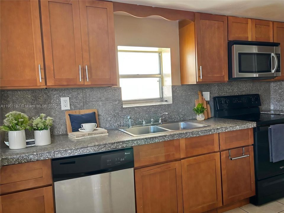 For Rent: $2,800 (3 beds, 2 baths, 1680 Square Feet)