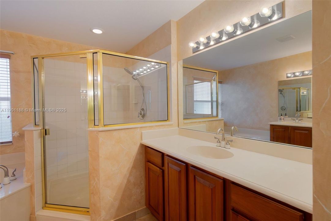 合同活跃: $3,500 (5 贝兹, 3 浴室, 3028 平方英尺)