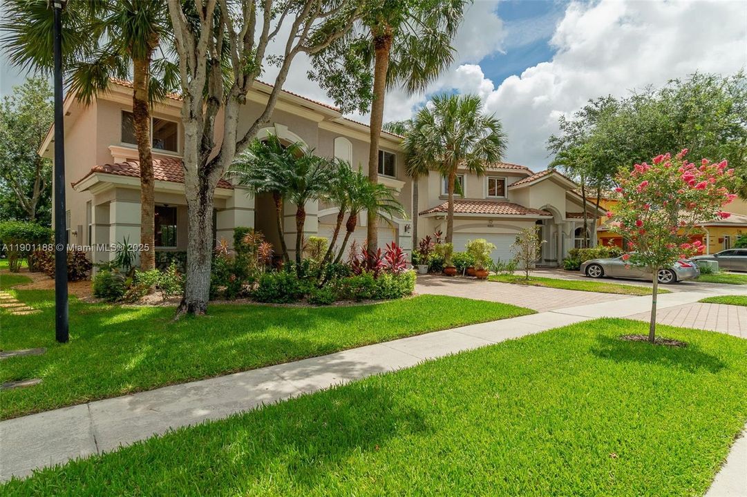 合同活跃: $3,500 (5 贝兹, 3 浴室, 3028 平方英尺)