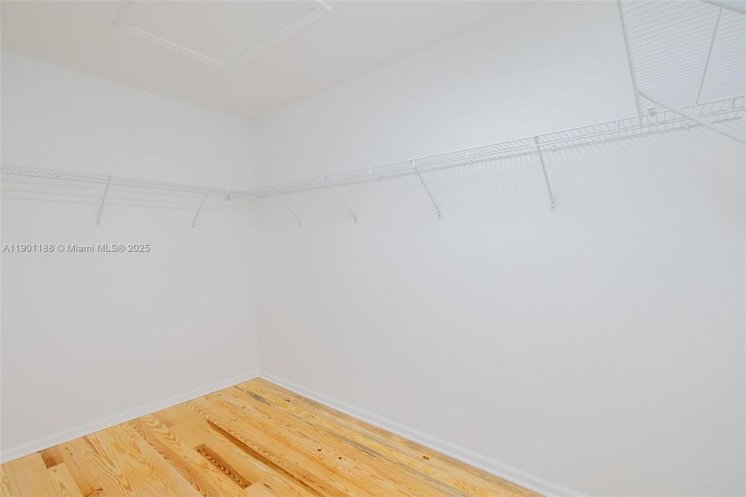 合同活跃: $3,500 (5 贝兹, 3 浴室, 3028 平方英尺)