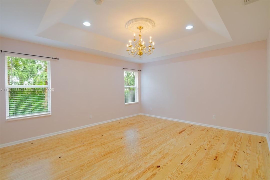 合同活跃: $3,500 (5 贝兹, 3 浴室, 3028 平方英尺)