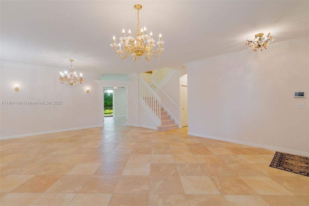 合同活跃: $3,500 (5 贝兹, 3 浴室, 3028 平方英尺)