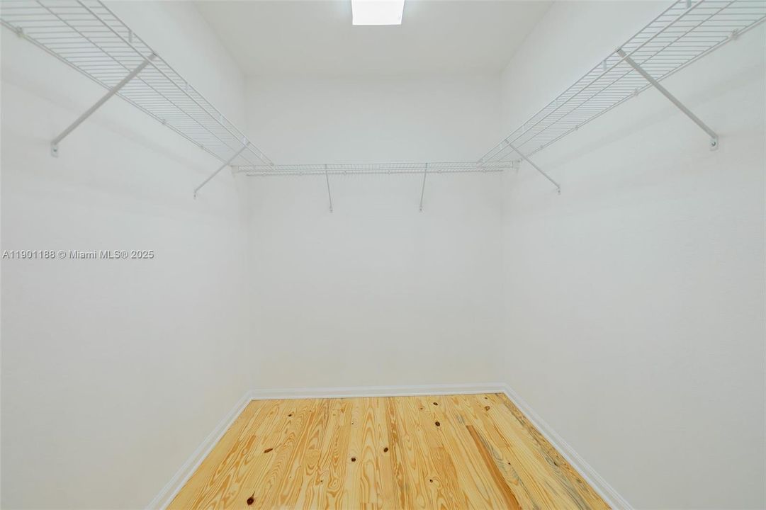 合同活跃: $3,500 (5 贝兹, 3 浴室, 3028 平方英尺)