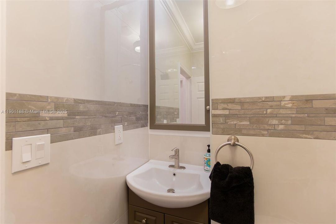 合同活跃: $3,500 (5 贝兹, 3 浴室, 3028 平方英尺)