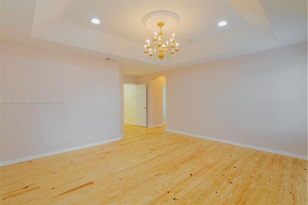 合同活跃: $3,500 (5 贝兹, 3 浴室, 3028 平方英尺)