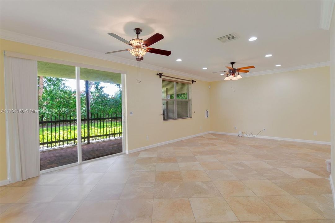 合同活跃: $3,500 (5 贝兹, 3 浴室, 3028 平方英尺)