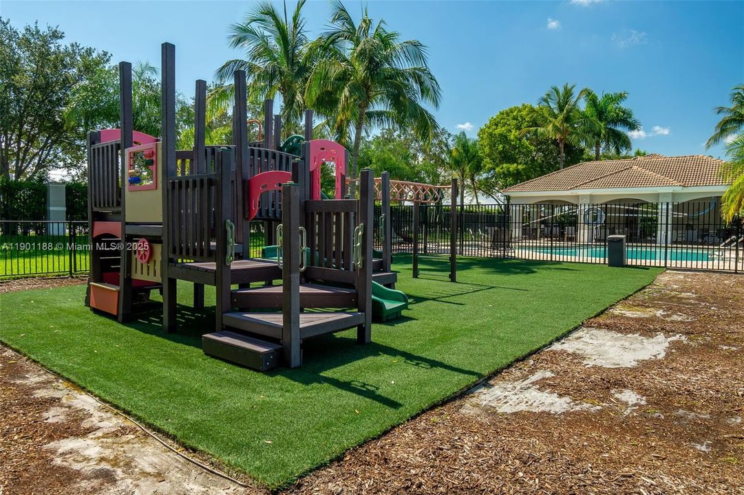 合同活跃: $3,500 (5 贝兹, 3 浴室, 3028 平方英尺)