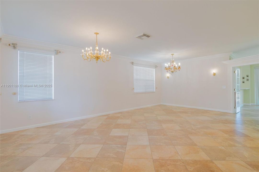 合同活跃: $3,500 (5 贝兹, 3 浴室, 3028 平方英尺)