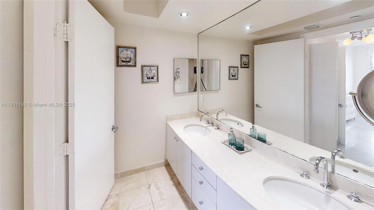 合同活跃: $3,000 (1 贝兹, 1 浴室, 812 平方英尺)