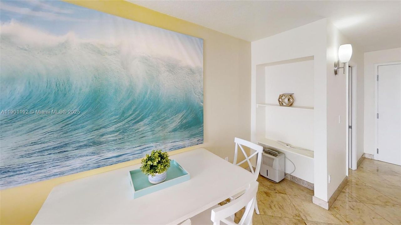 合同活跃: $3,000 (1 贝兹, 1 浴室, 812 平方英尺)