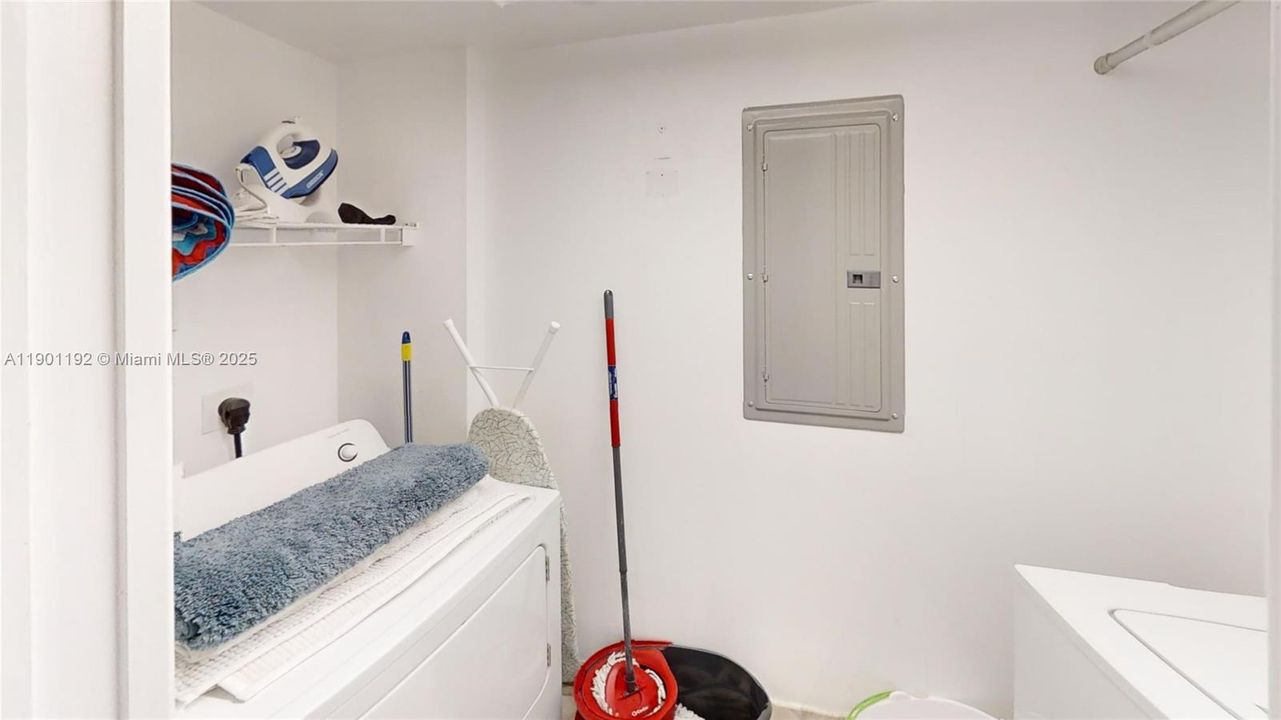 合同活跃: $3,000 (1 贝兹, 1 浴室, 812 平方英尺)