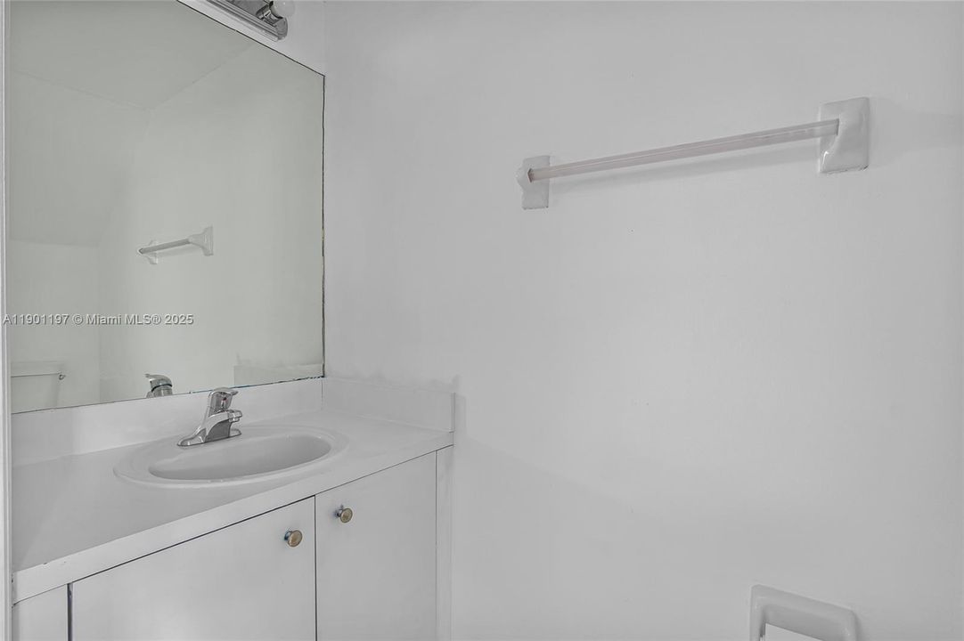 待售: $275,000 (2 贝兹, 2 浴室, 1069 平方英尺)