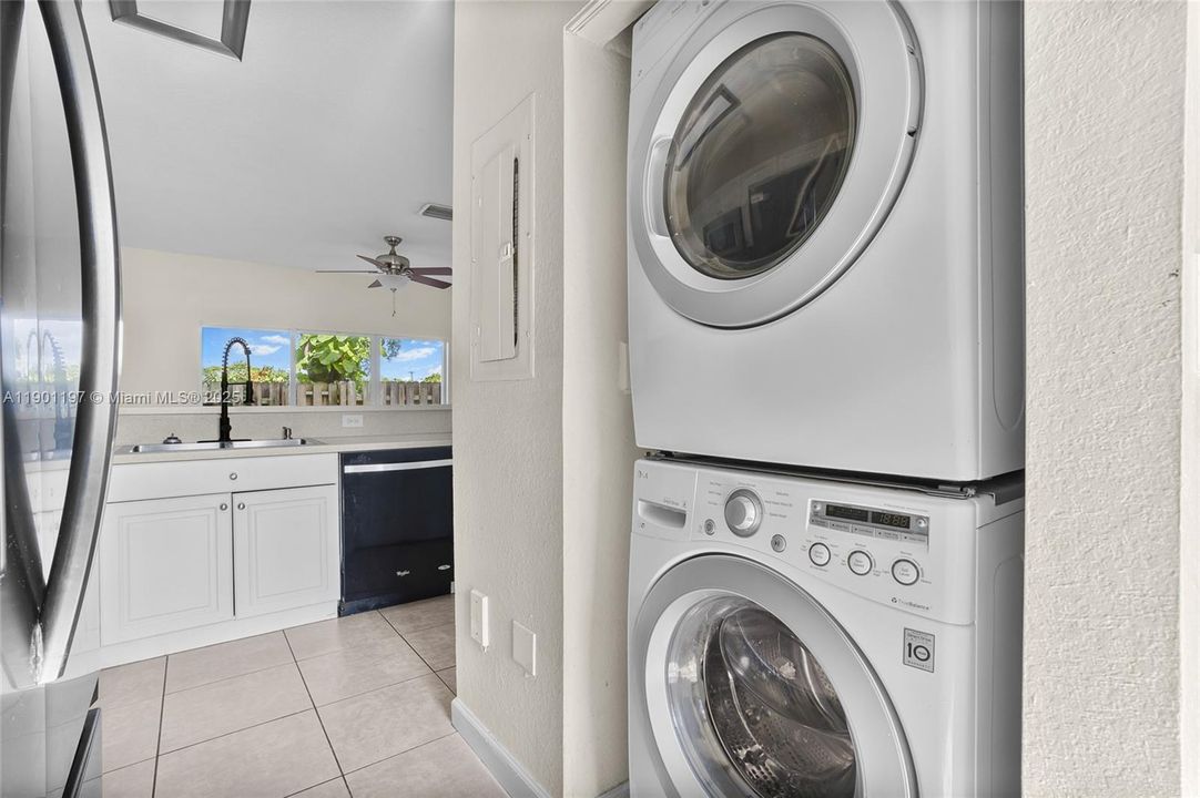 待售: $275,000 (2 贝兹, 2 浴室, 1069 平方英尺)