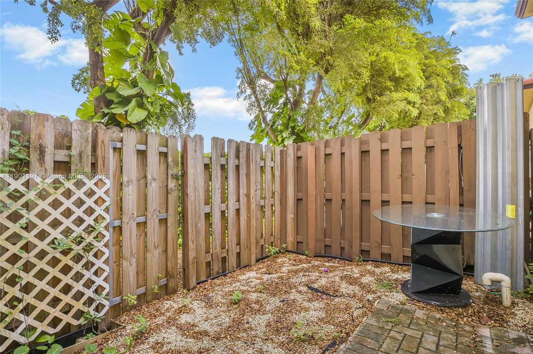 待售: $275,000 (2 贝兹, 2 浴室, 1069 平方英尺)