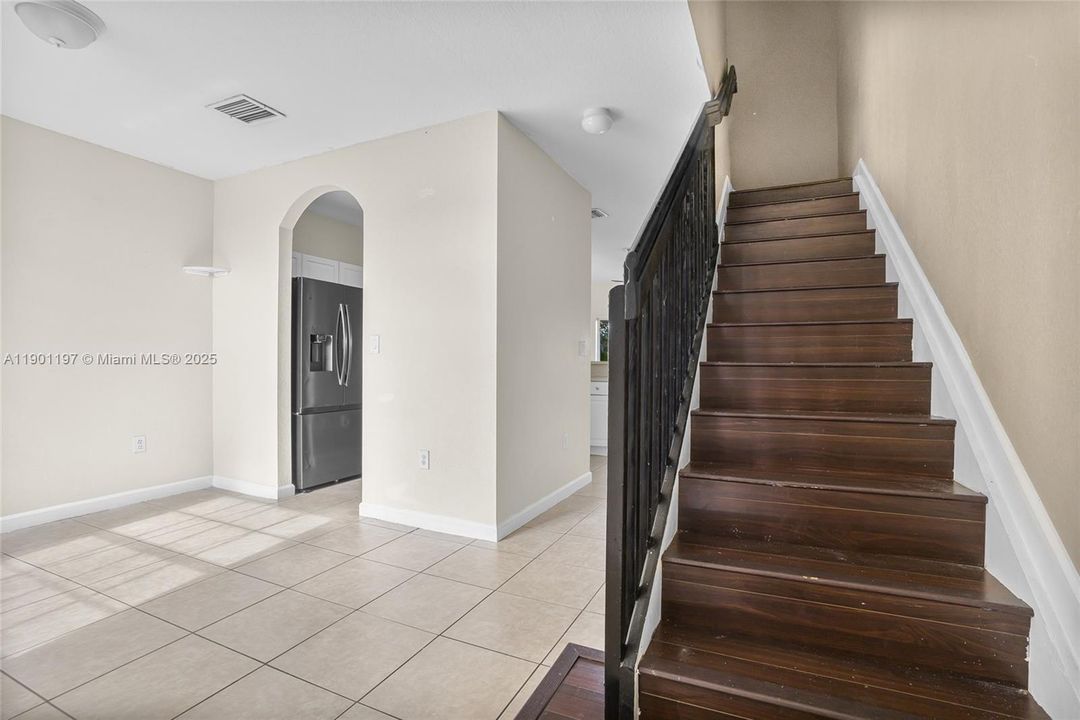 待售: $275,000 (2 贝兹, 2 浴室, 1069 平方英尺)