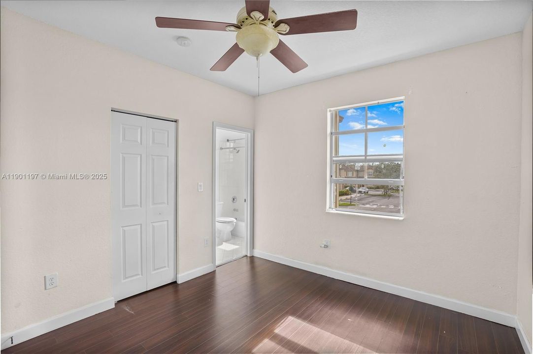 待售: $275,000 (2 贝兹, 2 浴室, 1069 平方英尺)