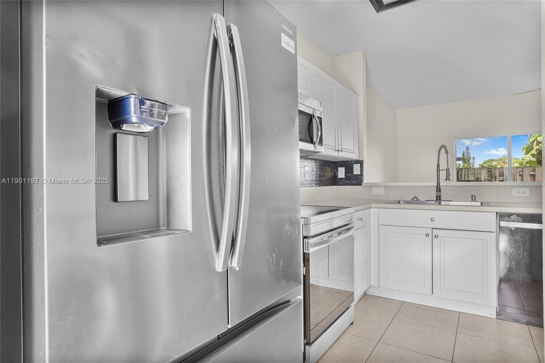 待售: $275,000 (2 贝兹, 2 浴室, 1069 平方英尺)