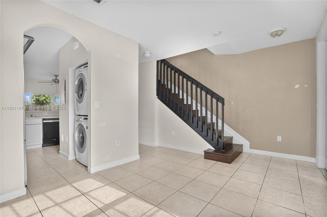 待售: $275,000 (2 贝兹, 2 浴室, 1069 平方英尺)