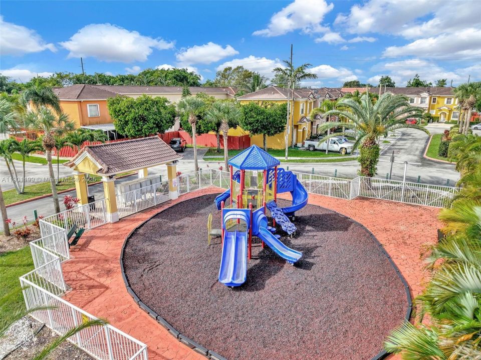 Active With Contract: $2,300 (3 beds, 3 baths, 1378 Square Feet)