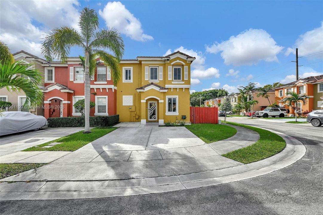 Active With Contract: $2,300 (3 beds, 3 baths, 1378 Square Feet)