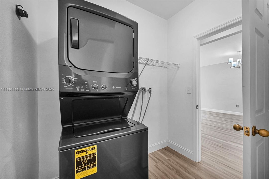 Active With Contract: $2,300 (3 beds, 3 baths, 1378 Square Feet)