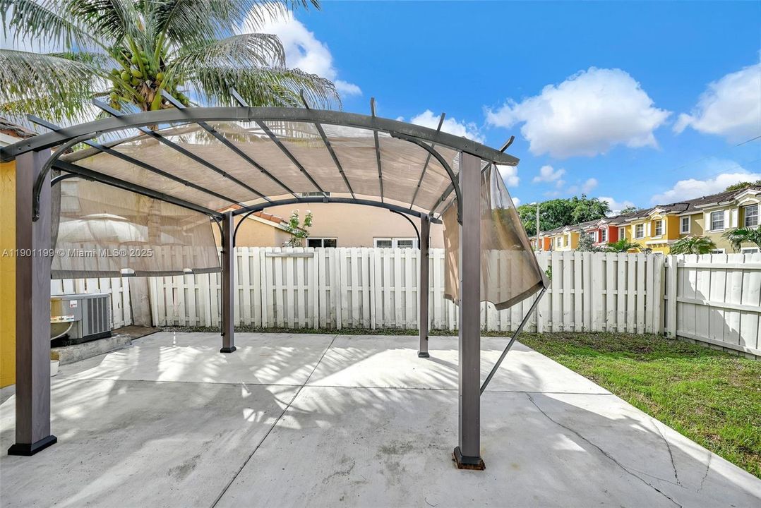 Active With Contract: $2,300 (3 beds, 3 baths, 1378 Square Feet)