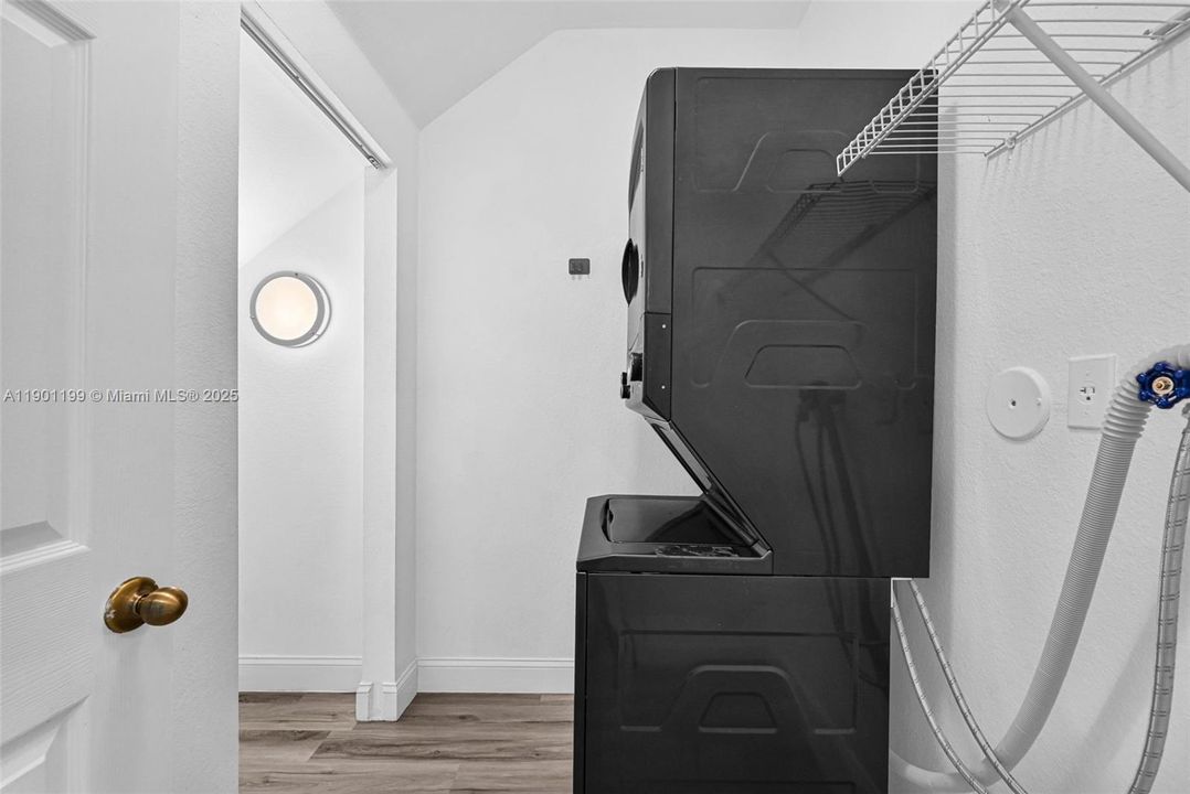 Active With Contract: $2,300 (3 beds, 3 baths, 1378 Square Feet)