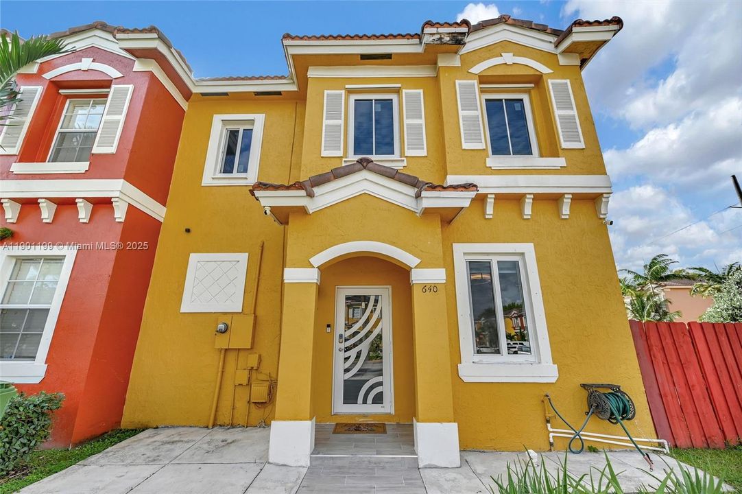 Active With Contract: $2,300 (3 beds, 3 baths, 1378 Square Feet)