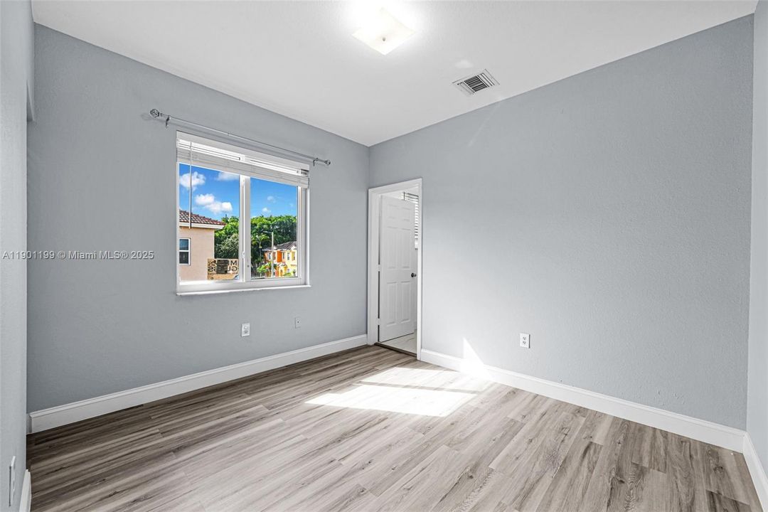 Active With Contract: $2,300 (3 beds, 3 baths, 1378 Square Feet)