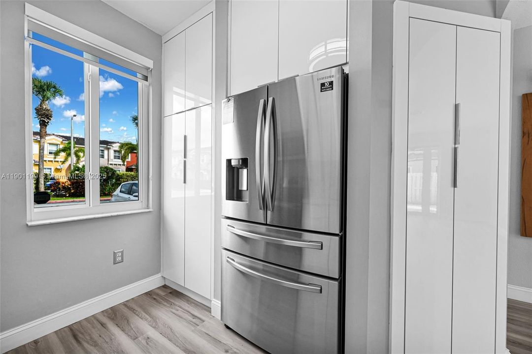 Active With Contract: $2,300 (3 beds, 3 baths, 1378 Square Feet)