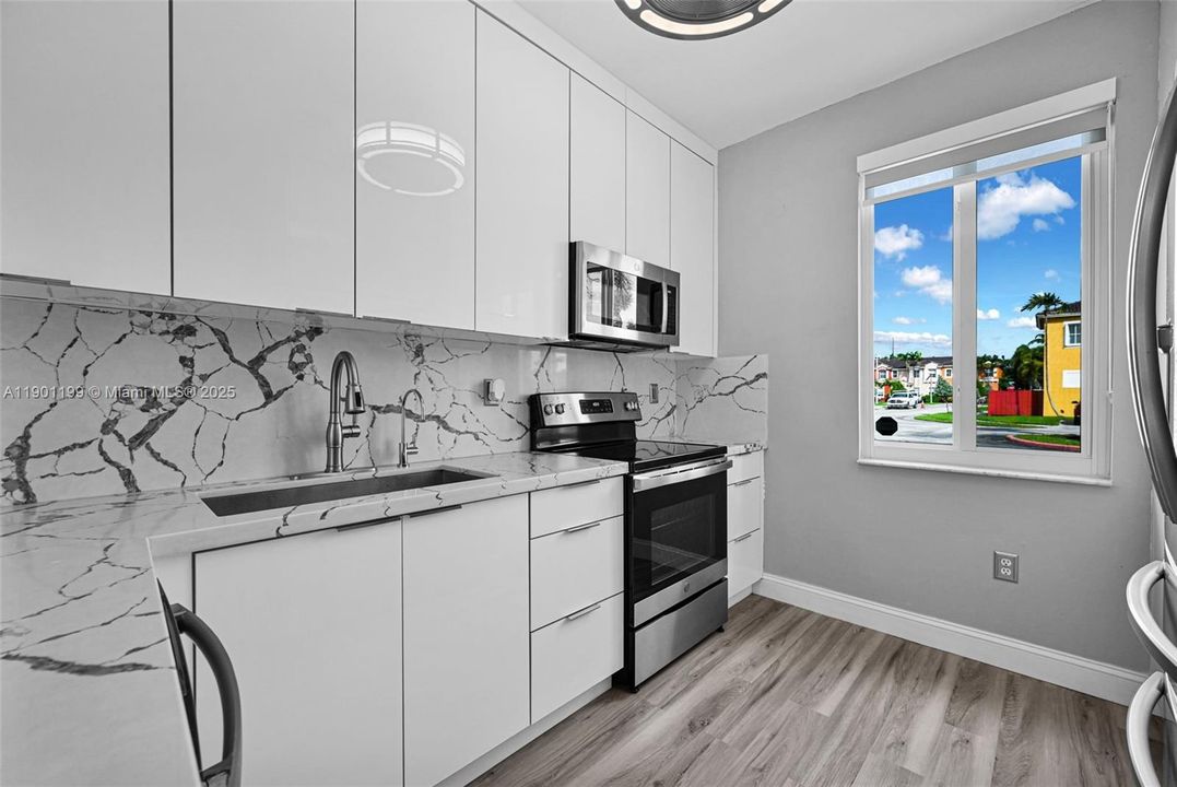 Active With Contract: $2,300 (3 beds, 3 baths, 1378 Square Feet)