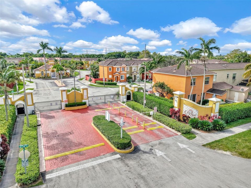 Active With Contract: $2,300 (3 beds, 3 baths, 1378 Square Feet)