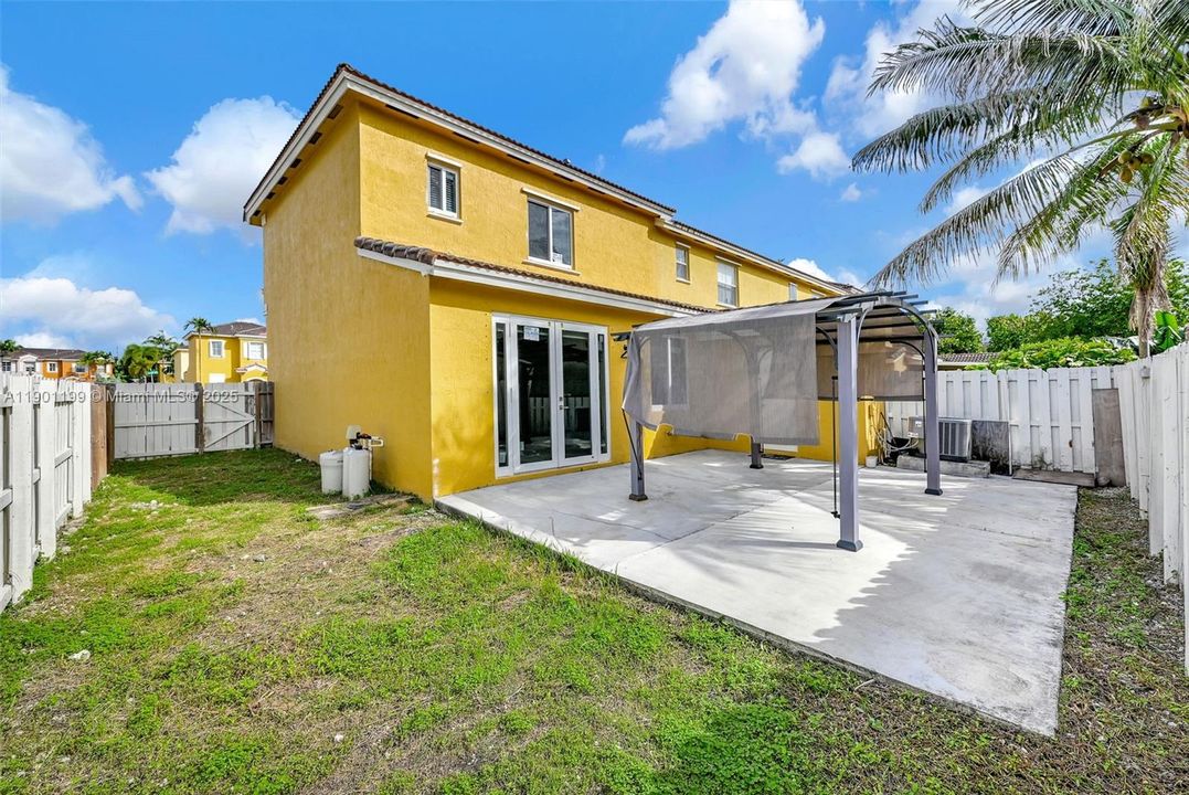 Active With Contract: $2,300 (3 beds, 3 baths, 1378 Square Feet)