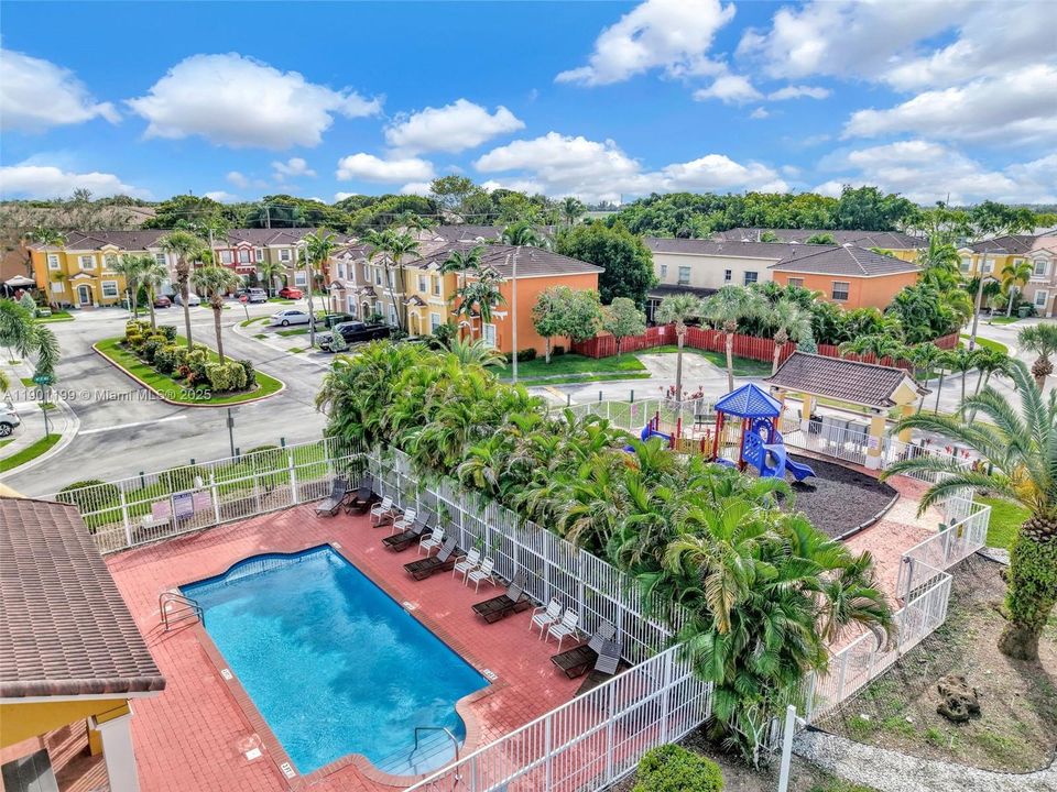 Active With Contract: $2,300 (3 beds, 3 baths, 1378 Square Feet)