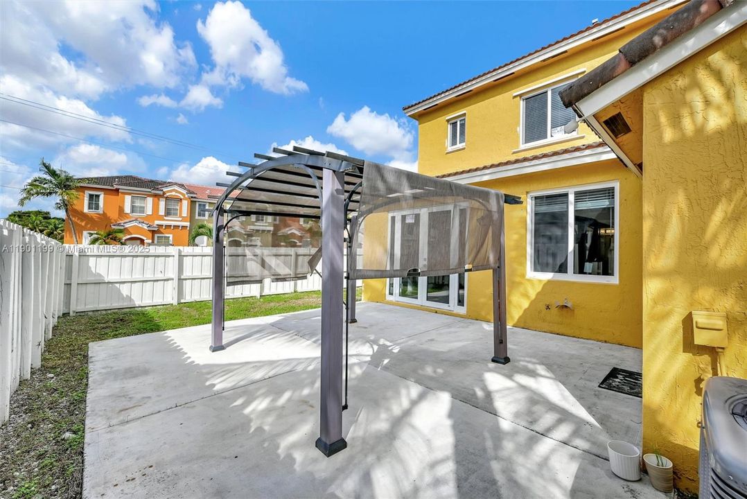 Active With Contract: $2,300 (3 beds, 3 baths, 1378 Square Feet)